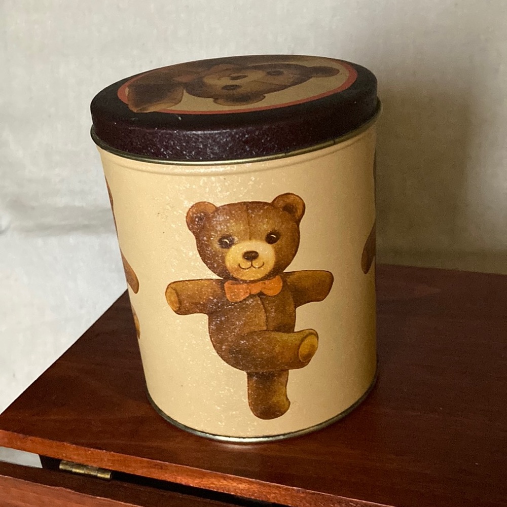 Vintage, rare find. 1983, chain Industries stuffed bear tin can